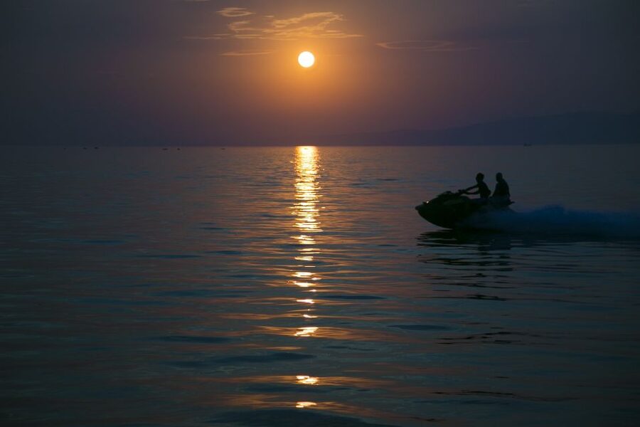 Santorini: Perivolos Beach Jet Ski Rental - Perivolos Beach: Why This Santorini Coast Fits Jet Skiing