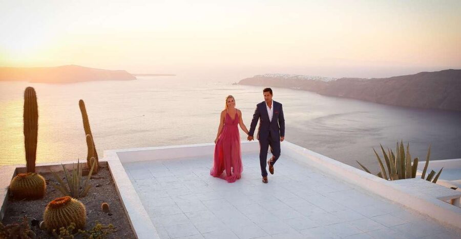 Santorini: Photo Shoot with a Private Vacation Photographer - Timing and Light: Why a Short Session Still Looks Like a Whole Day