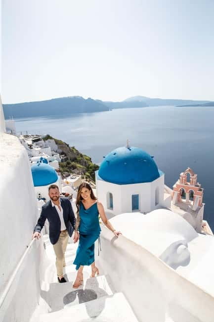 Santorini: Photo Tour With Professional Photographer - Pose coaching: the difference between tourist photos and real portraits