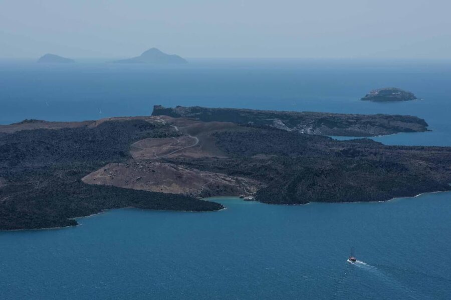 Santorini Port: 3 Hour Cruise to Volcano and Hot Springs - Boat comfort and audio commentary: what to expect on deck