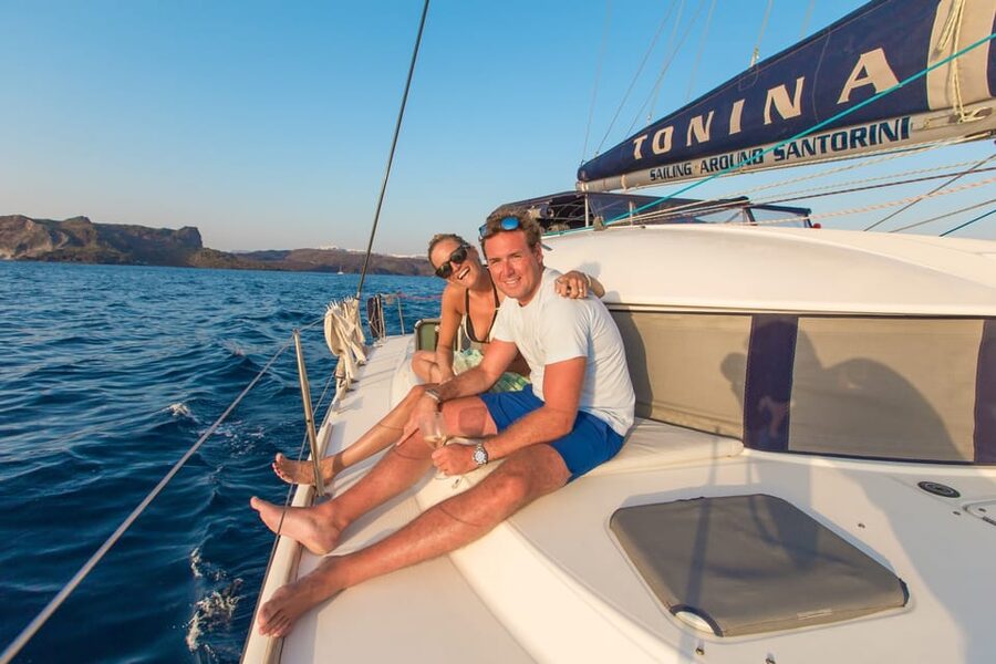 Santorini: Private Catamaran Cruise with Food & Drinks - Lunch onboard: what to expect from the meal and drink setup
