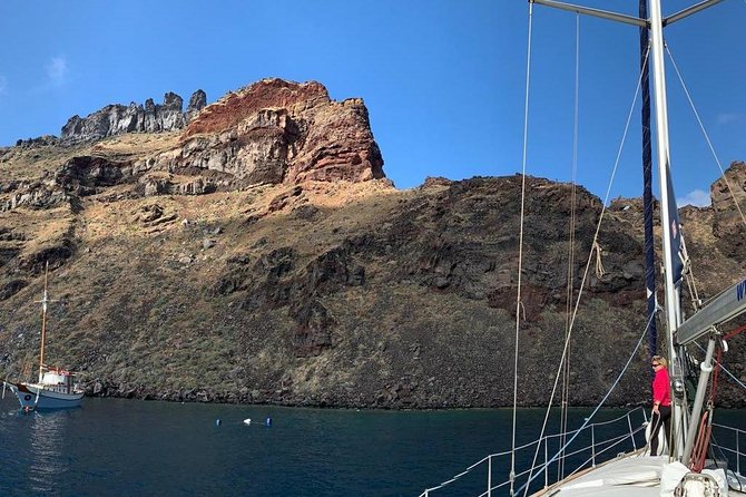 Santorini Private Daytime Sailing Tour with Meal, Drinks &Transfer included - The onboard guide experience: George’s style and the small touches