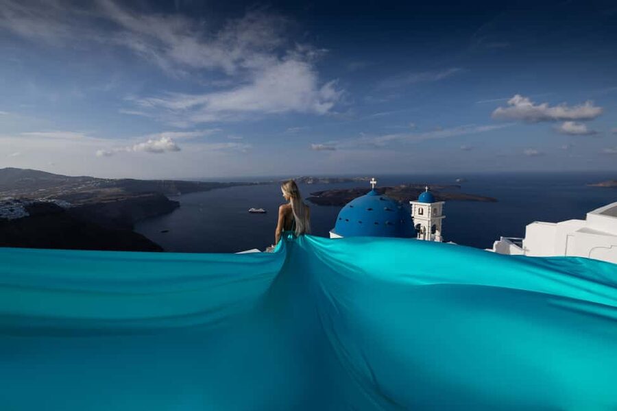 Santorini: Private Flying Dress Photoshoot at Iconic Spots - Key things that make this Santorini flying dress shoot work