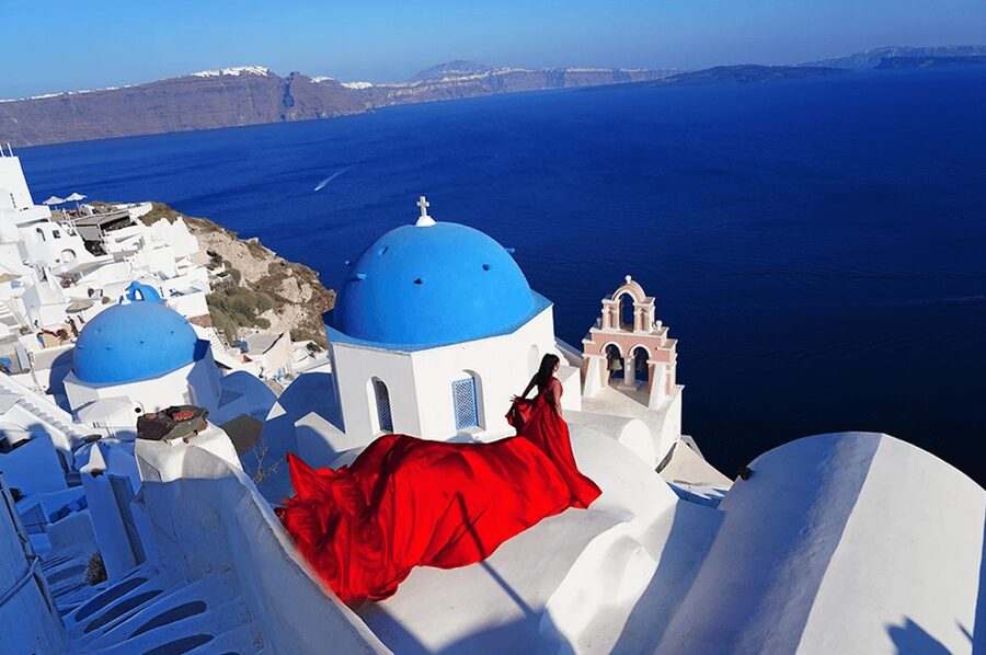 Santorini: Private Flying Dress Photoshoot with Pickup - Posing help and timing: how Vicky keeps the session moving