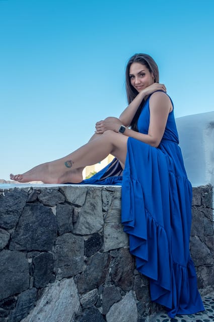 Santorini: Private Photo Shoot with a Professional … - Why Santorini photos are better with a guide holding the camera