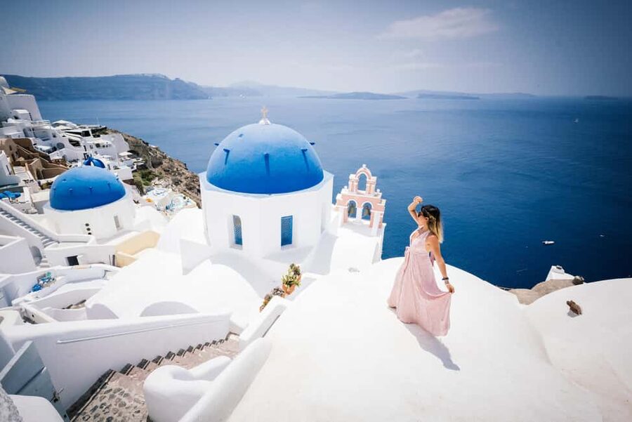 Santorini: Private Photoshoot with Professional Photographer - How the photographer guides you without making it awkward