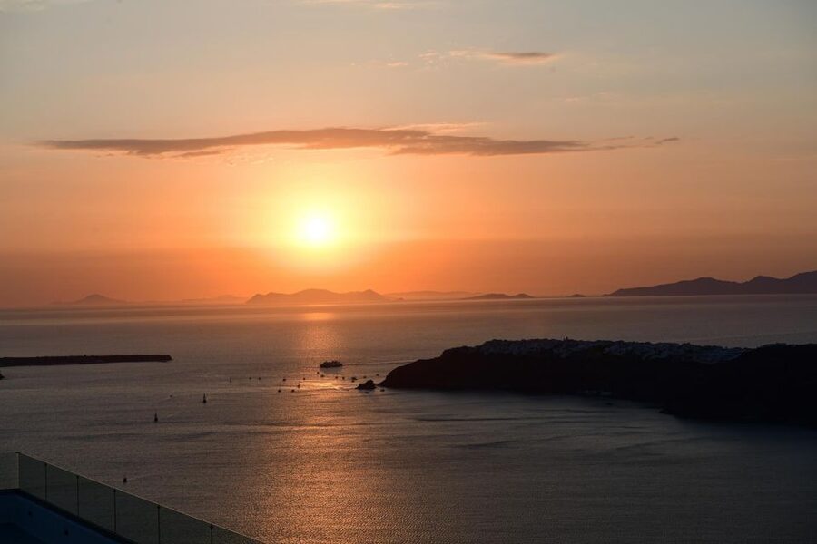 Santorini: Private Romantic Sunset Dinner with Caldera View - How the evening flows: from bread to dessert with the view doing the heavy lifting