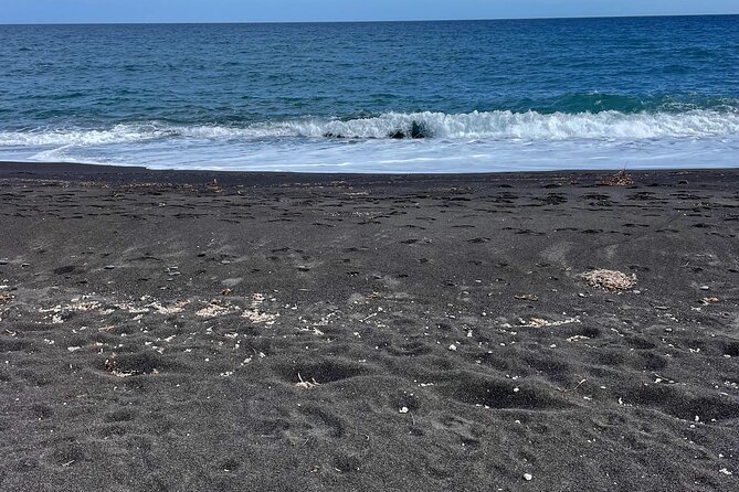 Santorini Private sightseeing land tours - Megalohori and the beaches: village maze to volcanic sand