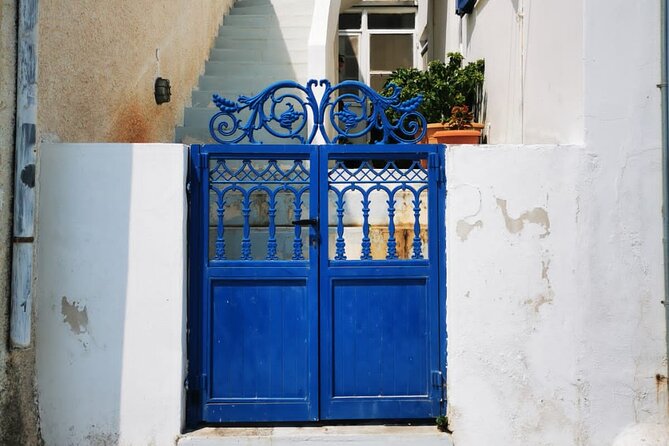 Santorini Private Tour Highlights 6h for Groups and Families - Megalochori’s traditional streets: quieter Santorini flavor