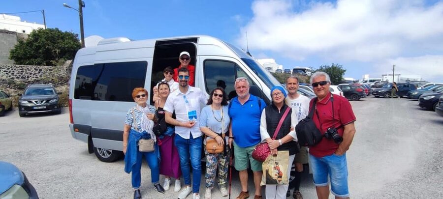 Santorini: Private Tour in Spanish with Local Guide - Oia sunset time: cave houses, shopping breaks, and real breathing room