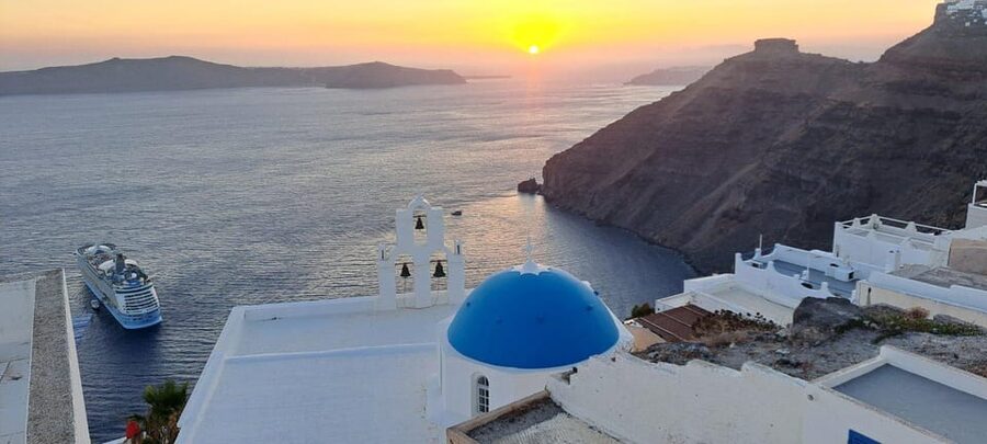Santorini: Private Tour in Spanish with Local Guide - Luxury air-conditioned minivan: the practical superpower