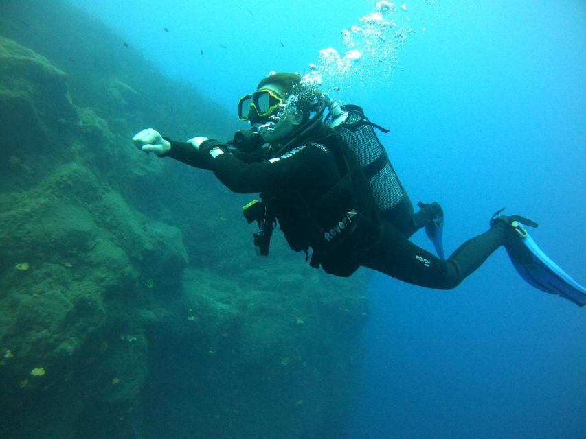 Santorini: Scuba Diving Experience in Caldera for Beginners - Getting kitted out: what’s included and what you bring