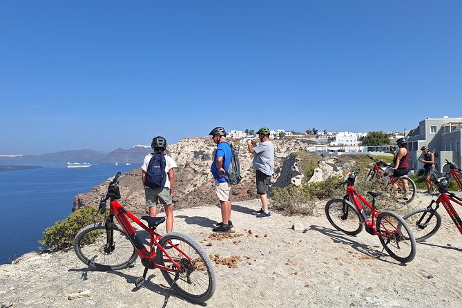 Santorini Small Group Guided E-bike Tour & Local Tomato Museum - Stop 2: Perissa Black Sand Beach, a fast and striking moment