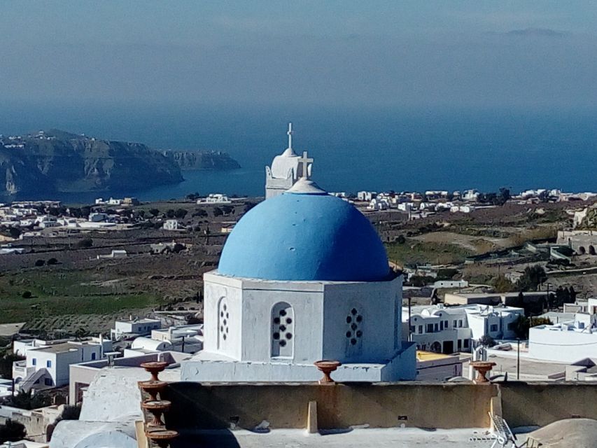 Santorini: Small-Group Highlights Tour of Venetian Castles - Oia inside the Venetian castle: narrow lanes and a sunset that feels managed