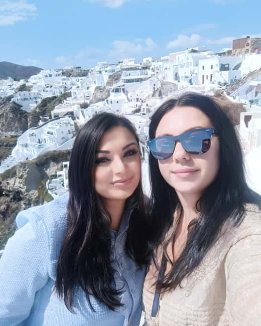 Santorini: Small Group Sightseeing Tour with a Local Guide - The small-group feel and the comfort trade-offs