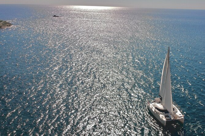 Santorini: Standard Small-Group Catamaran Cruise with Food/Drinks - Mesa Pigadia Beach and BBQ: your longest swim-and-eat window