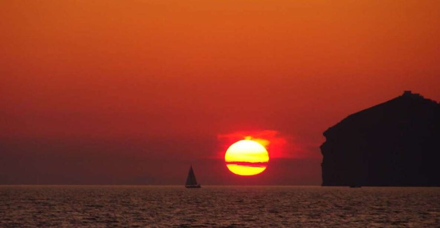 Santorini: Sunset Cruise with Greek Dinner and Transfer - Onboard Greek dinner: family-style food with real staying power