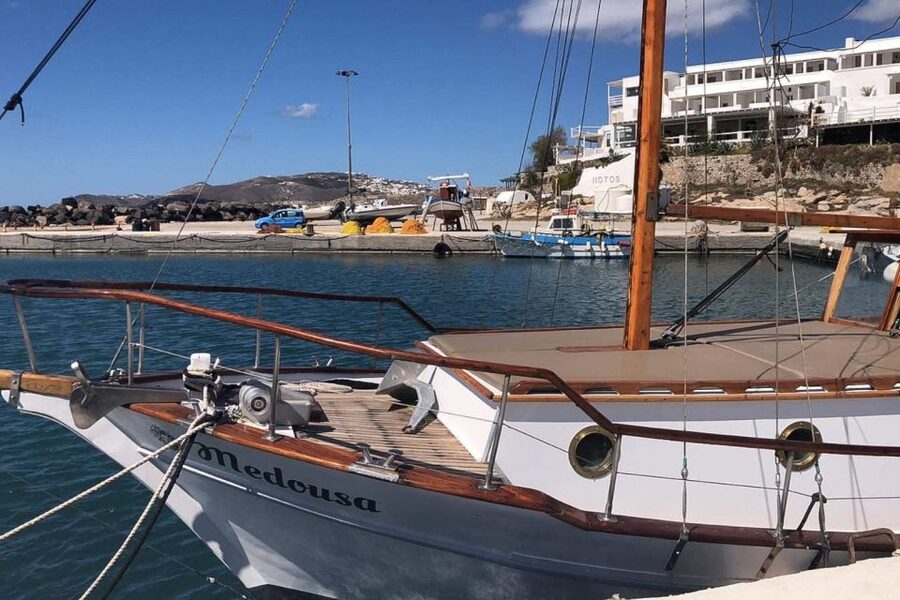 Santorini: Traditional Wooden Boat Tour with Meal and Wine - What you eat on board: Greek classics, served with local white wine