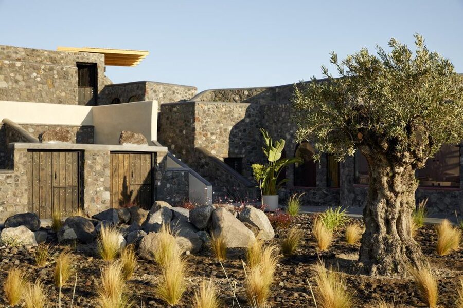 Santorini: Volcanic Hot-Tub Experience with Caldera Views - Caldera views from a lava-rock hot tub: why the experience feels special