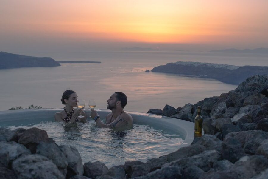 Santorini: Volcanic Hot-Tub Experience with Caldera Views - Sunset vs daytime timing: value shifts with the light and the price