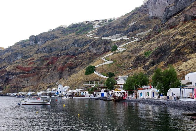 Santorini Volcanic Islands Cruise: Volcano,Hot Springs,Thirassia and Oia Sunset - Guide quality: when it shines (and when it feels thin)