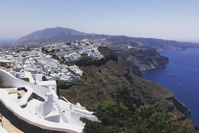 Santorini: Walking Tour of Fira - Gyzi Megaron and a colorful church: mansions and layered architecture
