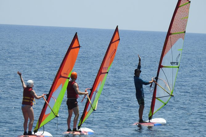 Santorini Windsurfing lessons - Why small-group coaching (up to 4) matters in real wind