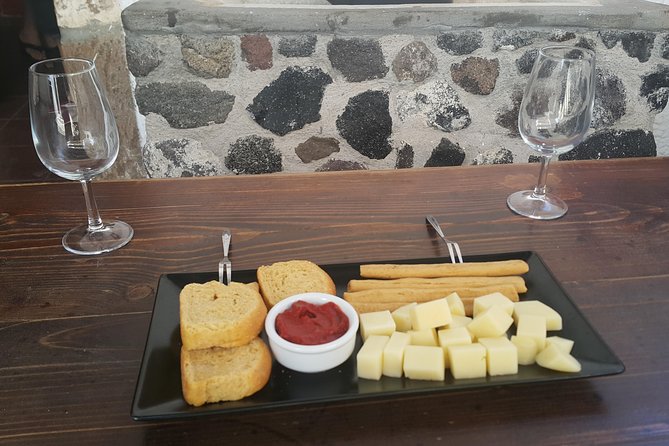 Santorini Wine Tasting & Food Pairing :Taste good life at Santorini - Guides and the pacing: why the private format matters
