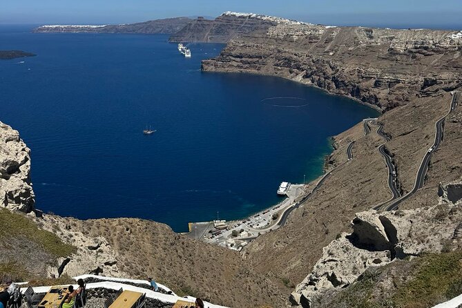 Santorini Wine Tour: 2 Wineries with Tastings & Local Snacks - The tasting format: 8 local wines, snacks, and what to look for