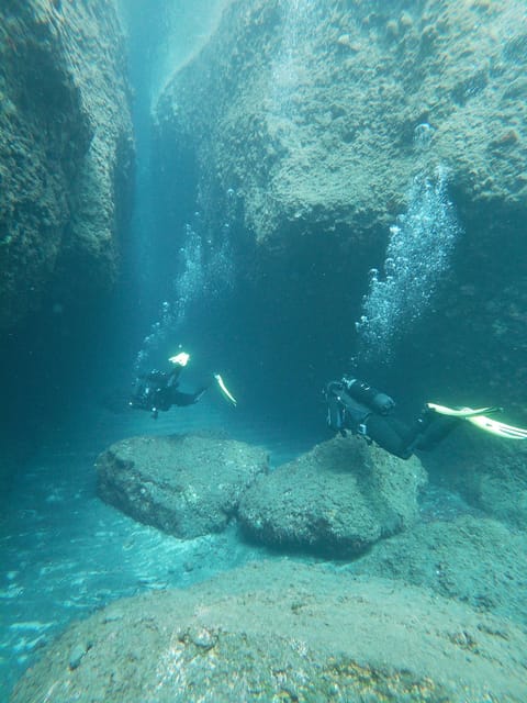 Scuba Diving in the Volcanic Caldera/shorelines of Santorini - Equipment and Comfort: What’s Included, What You Must Provide