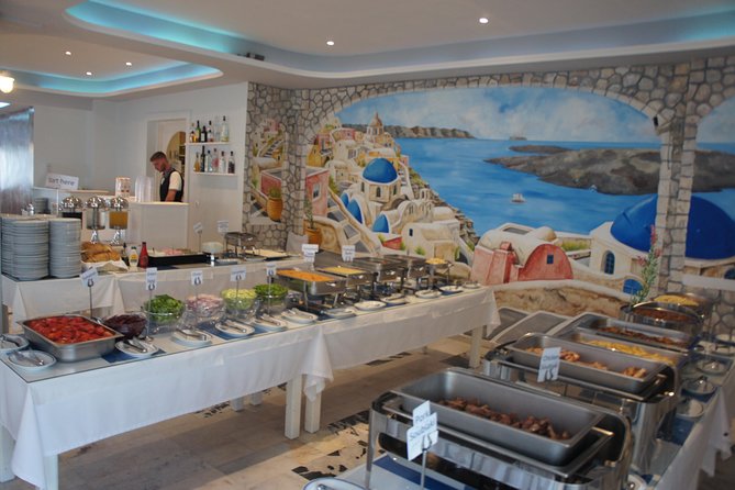 Traditional Greek Night live Music & Dinner Show in Santorini - The buffet dinner: what you can expect and how to eat well